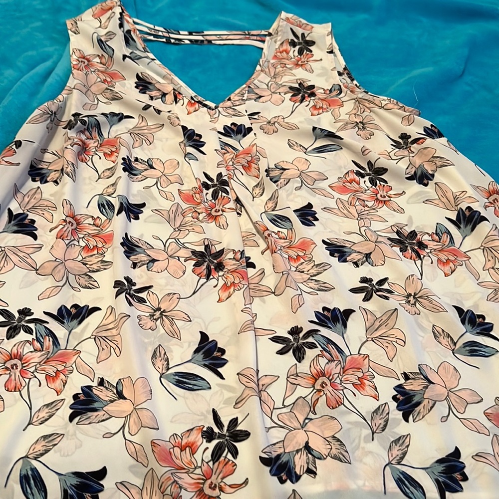 Sleeveless tunic with pleats